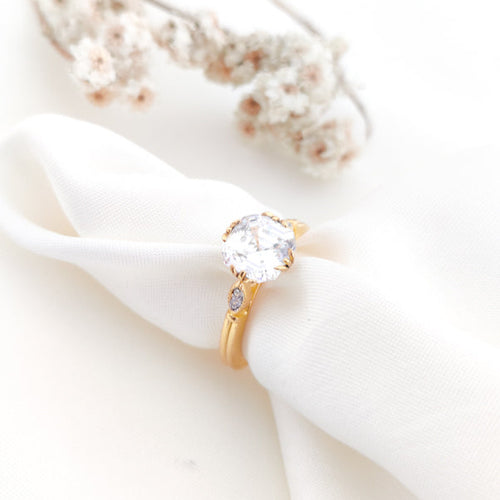 Vienna Kiss – Royal White Engagement Ring