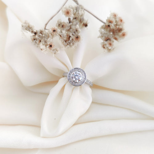 Luna Ray – Classic Round Engagement Ring