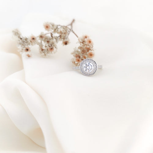 Luna Ray – Classic Round Engagement Ring
