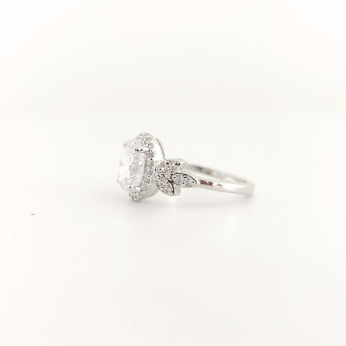 Ariana Grace – Classic Oval Diamond Sim Ring