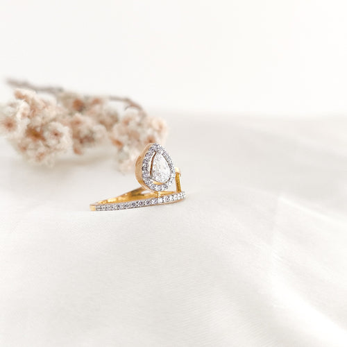 Juliet Luxe – Pear Stone Halo Ring