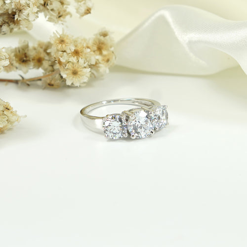 3 Stone Promise Ring, symbolizing your past, present, and future. A classic and meaningful design, perfect for engagements, anniversaries, or heartfelt gifts.