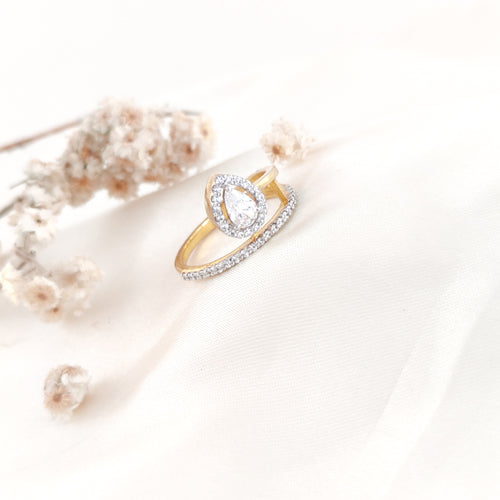 Juliet Luxe – Pear Stone Halo Ring