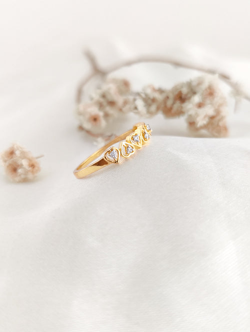 Gilded Hearts – Dainty Romance Ring