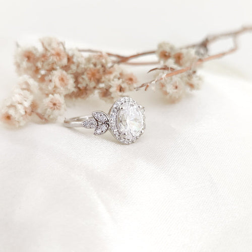 Ariana Grace – Classic Oval Diamond Sim Ring