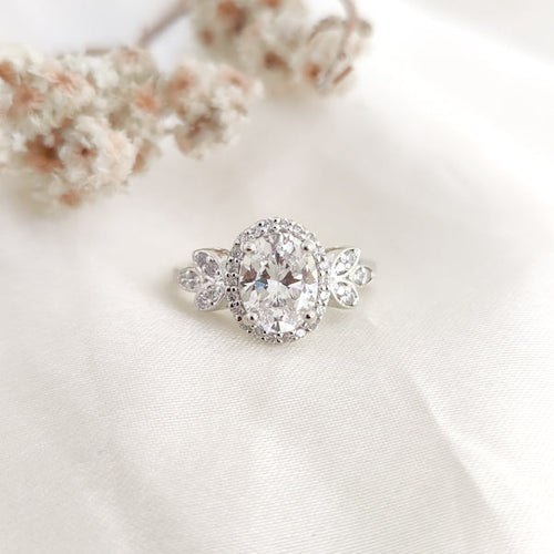 Ariana Grace – Classic Oval Diamond Sim Ring