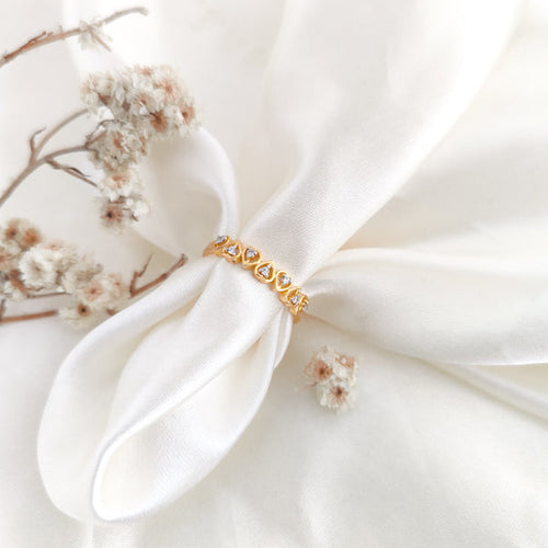 Gilded Hearts – Dainty Romance Ring