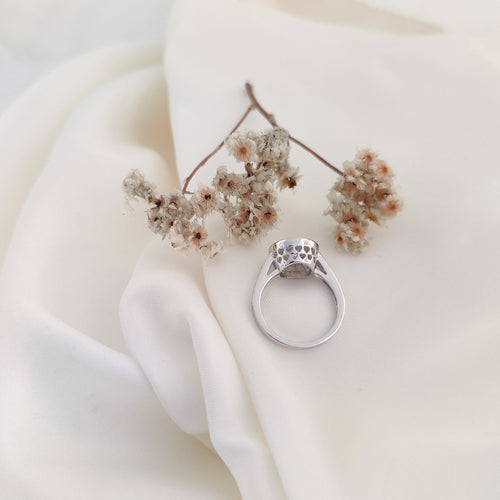 Luna Ray – Classic Round Engagement Ring
