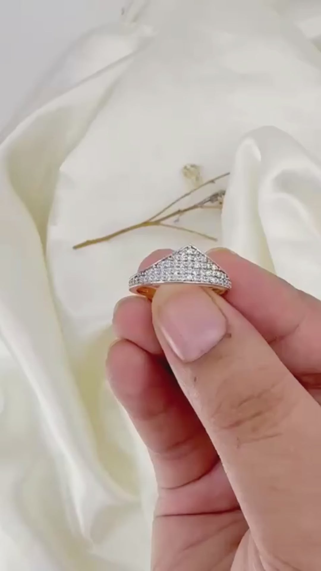 Celestia Crown features a graceful V-curve band, pavé-set with brilliant round diamond simulants.